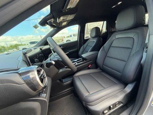 New 2026 Chevrolet Equinox LT w/ Convenience Package II FWD image 9