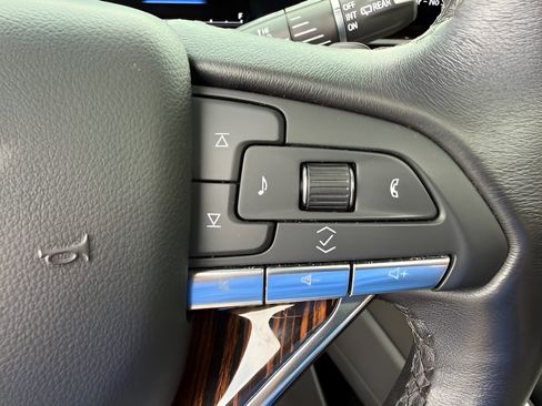 Used 2023 Cadillac Escalade Premium Luxury AWD/4WD image 22