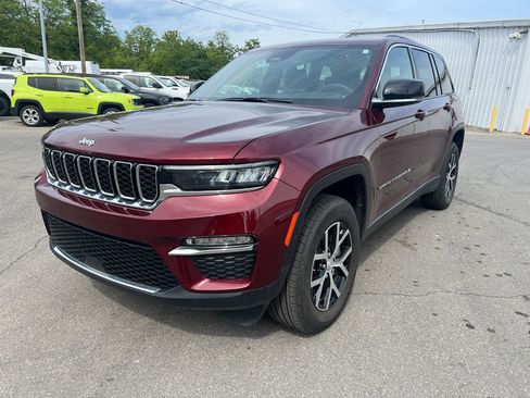 Used 2025 Jeep Grand Cherokee Limited AWD/4WD image 1
