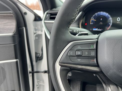 Used 2024 Jeep Grand Cherokee Limited w/ Luxury Tech Group II image 35