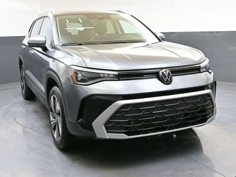 Used 2025 Volkswagen Taos SE w/ Panoramic Sunroof Package AWD/4WD image 8