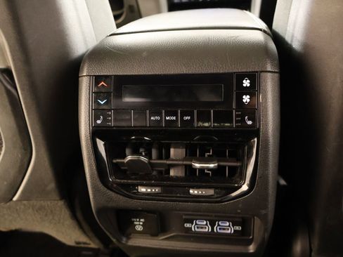 Used 2024 Jeep Grand Cherokee L Limited w/ Luxury Tech Group II AWD/4WD image 17