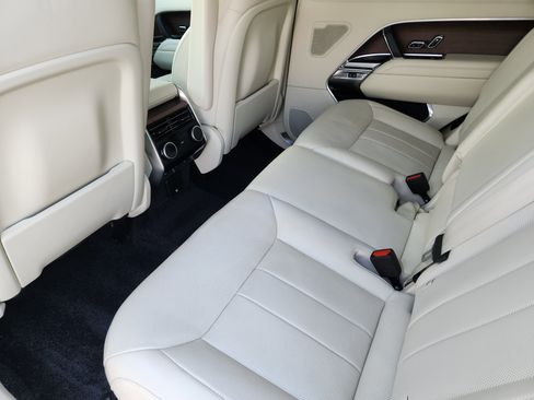 Used 2024 Land Rover Range Rover Long Wheelbase SE image 31