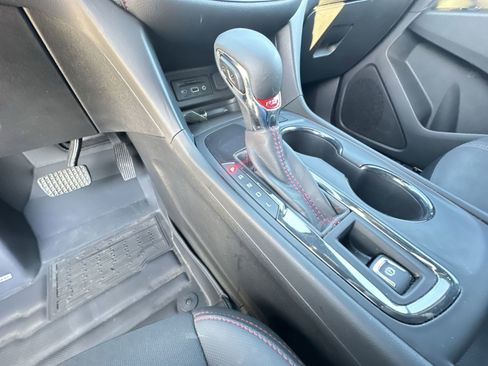 Used 2022 Chevrolet Equinox RS w/ Infotainment Package image 16