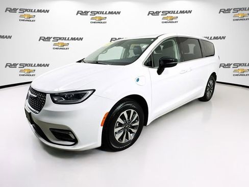 Used 2024 Chrysler Pacifica Select image 3