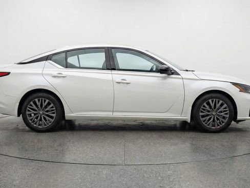 Used 2025 Nissan Altima 2.5 SV image 11