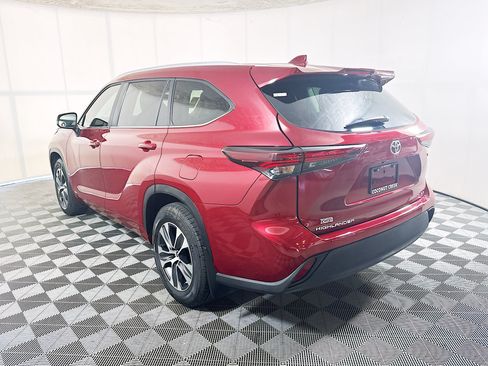 Used 2025 Toyota Highlander XLE AWD/4WD image 5
