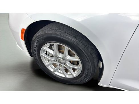 Used 2022 Chrysler Pacifica Touring-L FWD image 41