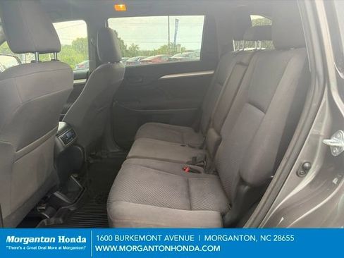 Used 2017 Toyota Highlander LE AWD/4WD image 24