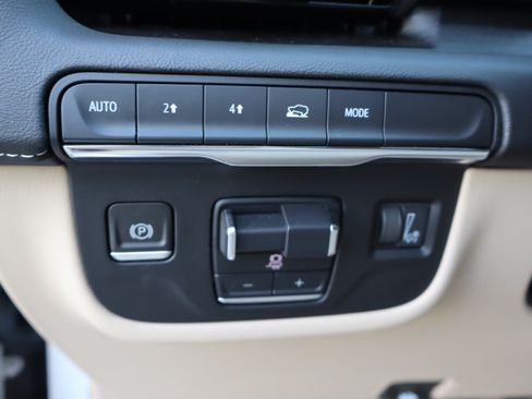 Used 2023 Cadillac Escalade Premium Luxury w/ Performance Package AWD/4WD image 22