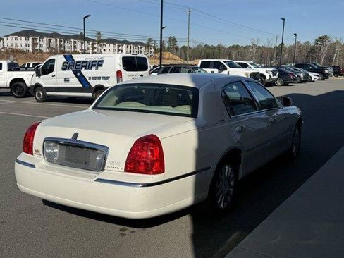 Used 2006 Lincoln Town Car Signature RWD image 7