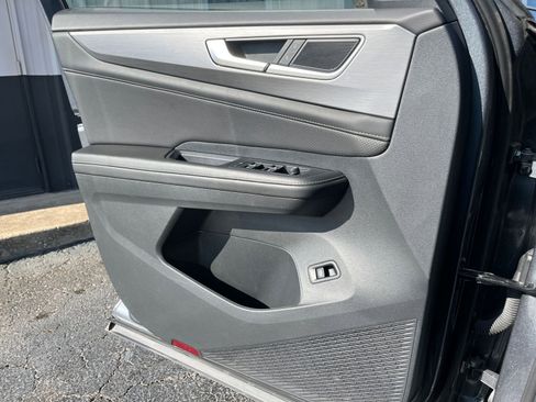 Used 2025 Volkswagen Atlas Cross Sport SE image 18