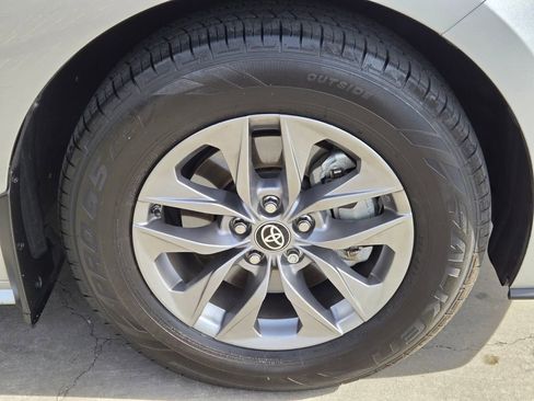 Used 2022 Toyota Sienna XLE image 8