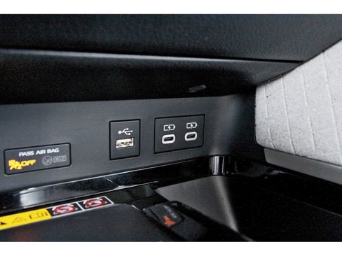 Used 2025 Toyota Camry XLE image 27