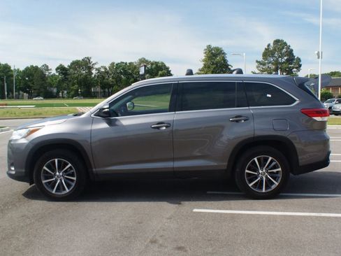 Used 2019 Toyota Highlander XLE FWD image 10
