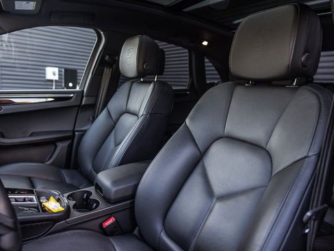 Certified 2025 Porsche Macan image 5