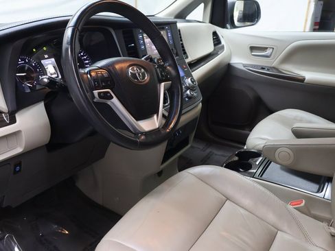 Used 2017 Toyota Sienna XLE image 17