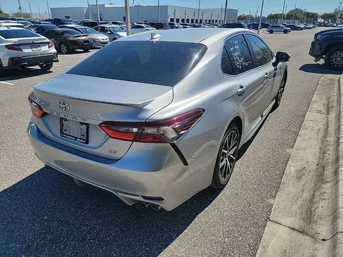 Used 2021 Toyota Camry SE image 3