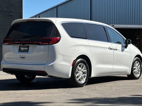 New 2027 Chrysler Pacifica Select FWD image 4