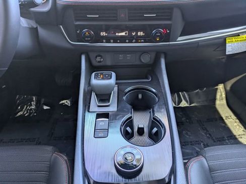 Used 2025 Nissan Rogue SV AWD/4WD image 23