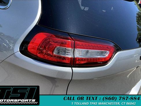 Used 2017 Jeep Cherokee Overland image 31