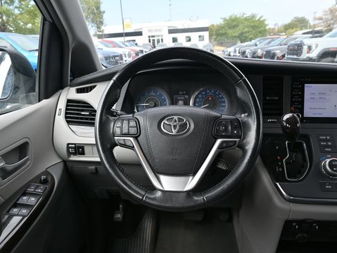 Used 2019 Toyota Sienna XLE FWD image 9