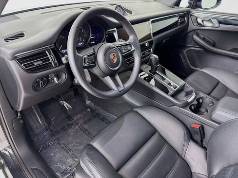 Certified 2025 Porsche Macan AWD/4WD image 4