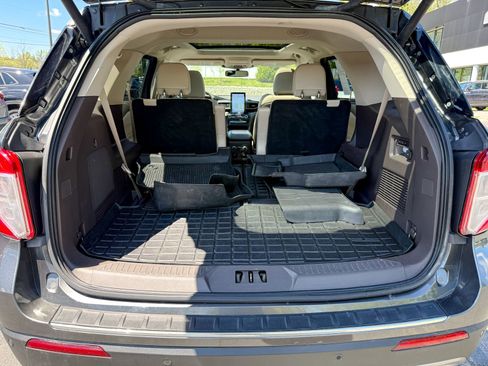 Used 2020 Ford Explorer Platinum w/ Premium Technology Package AWD/4WD image 39