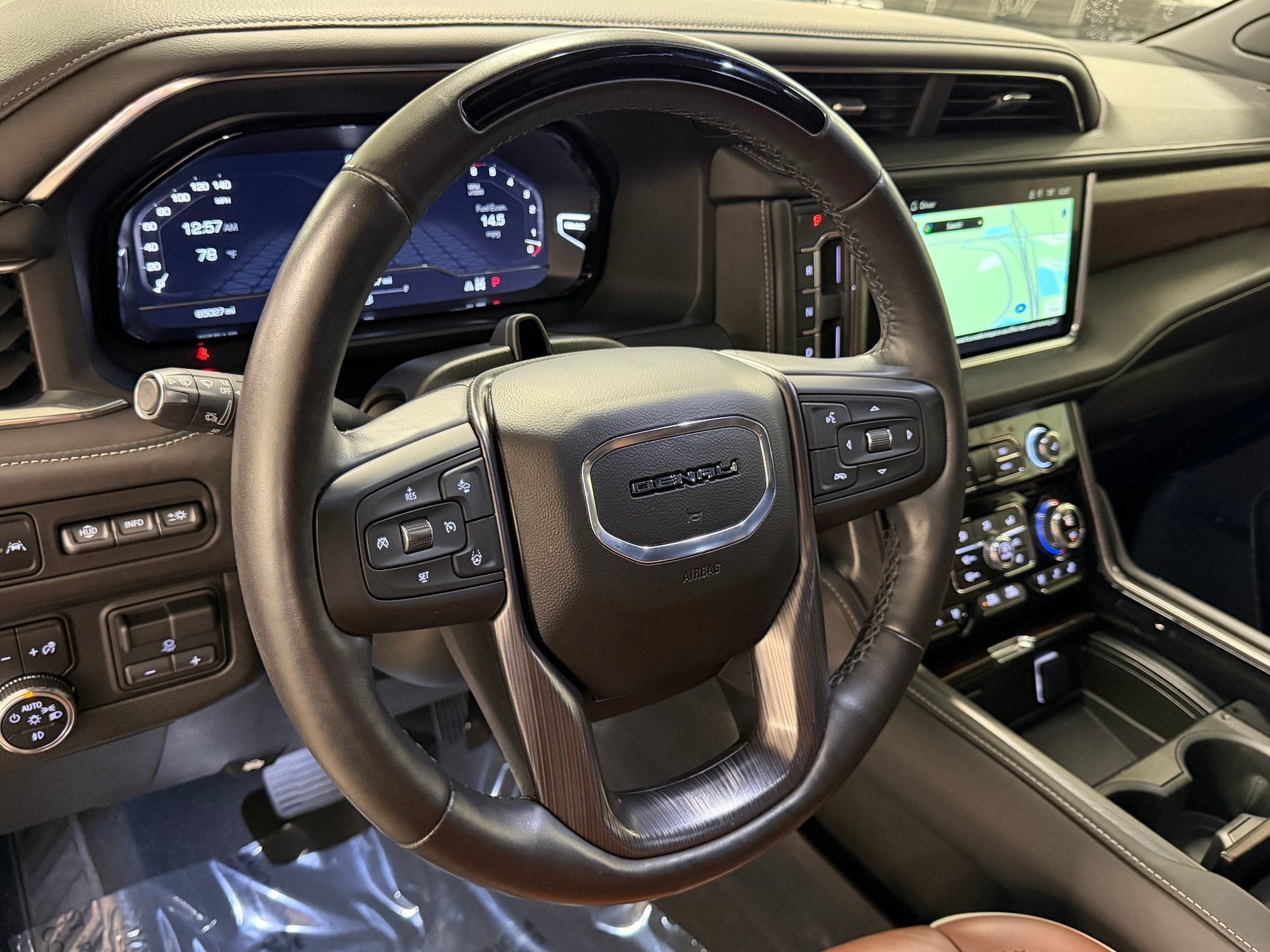 Used 2023 GMC Yukon XL Denali Ultimate AWD/4WD image 4