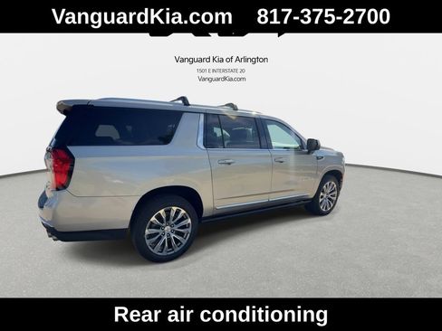 Used 2022 GMC Yukon XL Denali w/ Denali Premium Package AWD/4WD image 9