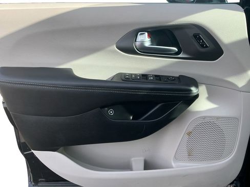 Used 2024 Chrysler Pacifica Select image 22