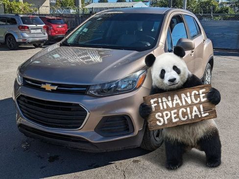 Used 2018 Chevrolet Trax LS FWD image 1