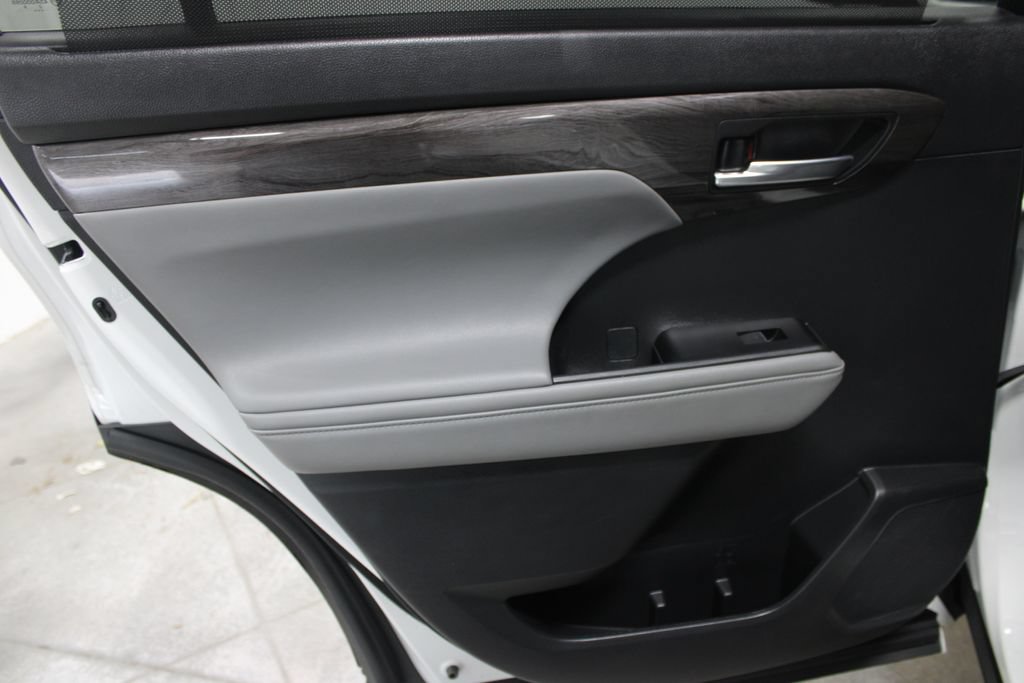 Used 2023 Toyota Highlander Limited FWD image 18