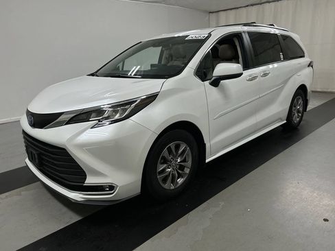 Used 2023 Toyota Sienna XLE w/ XLE Plus Package AWD/4WD image 5