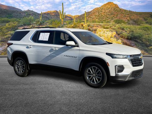 Used 2023 Chevrolet Traverse LT image 2