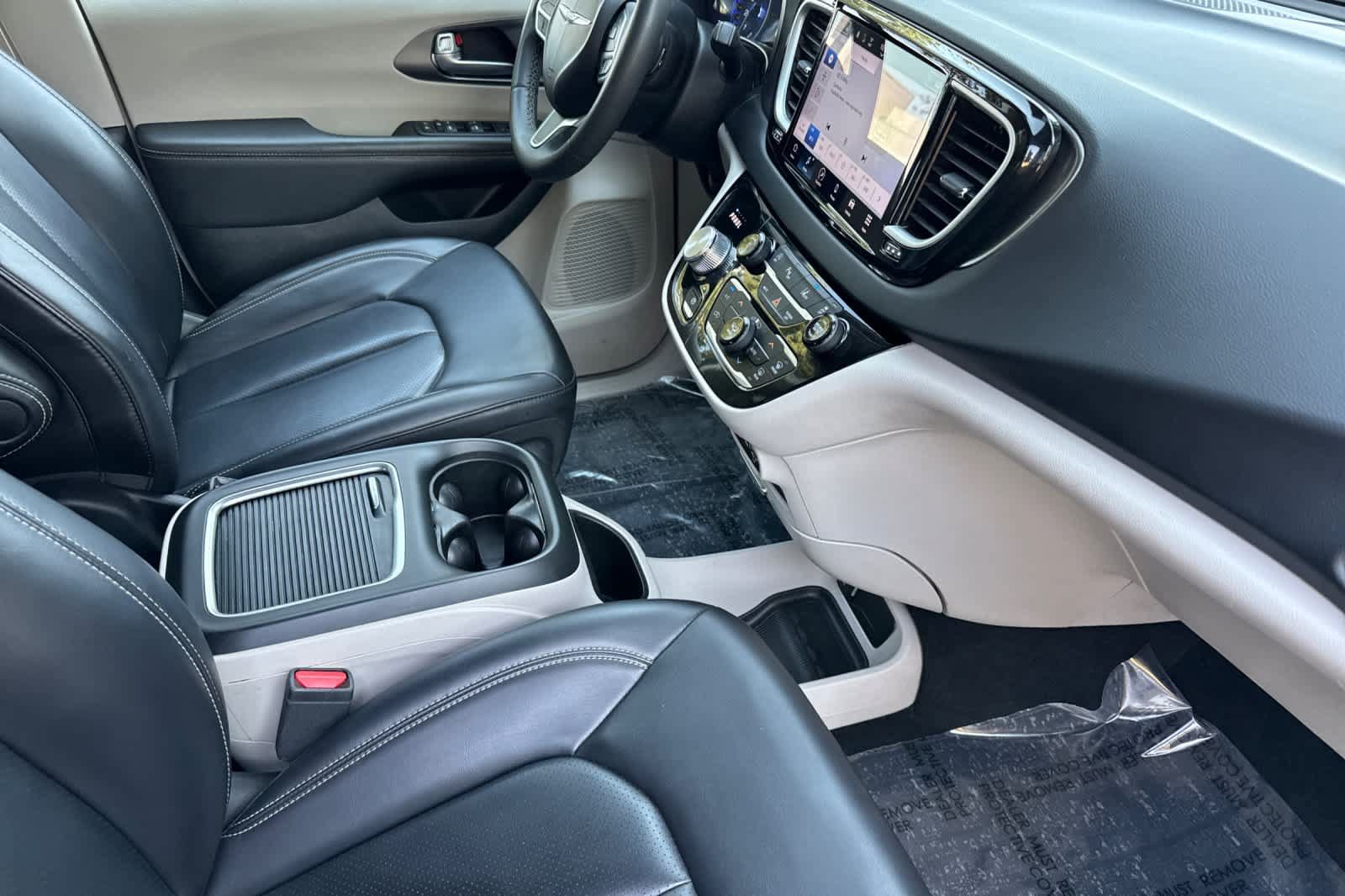 Used 2023 Chrysler Pacifica Touring-L FWD image 17