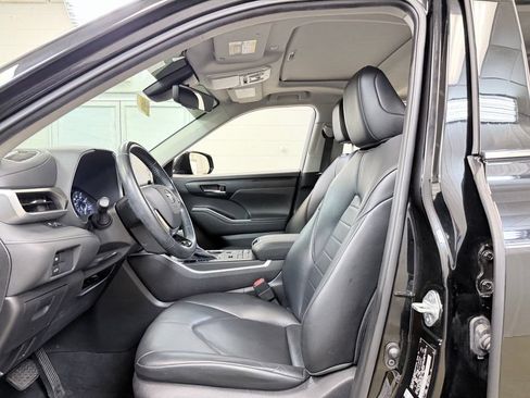 Used 2021 Toyota Highlander XLE AWD/4WD image 14