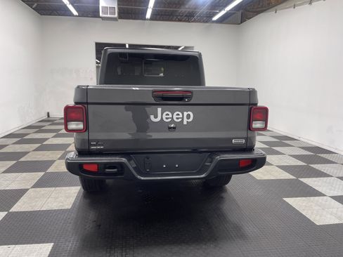 Used 2023 Jeep Gladiator Overland image 3