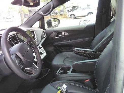 Used 2025 Chrysler Pacifica Select FWD image 6