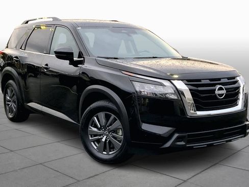 Used 2024 Nissan Pathfinder SV image 2