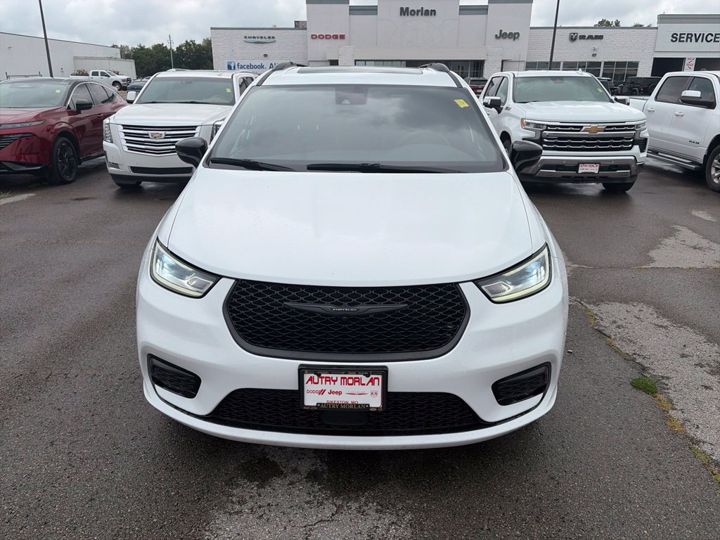 Used 2025 Chrysler Pacifica Limited FWD image 9
