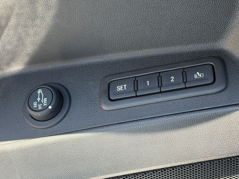 Used 2023 Chevrolet Equinox Premier FWD image 18