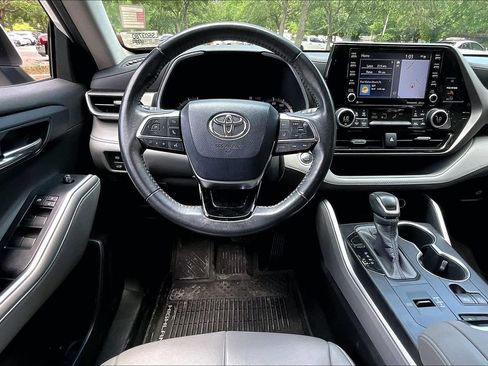 Used 2020 Toyota Highlander XLE FWD image 8