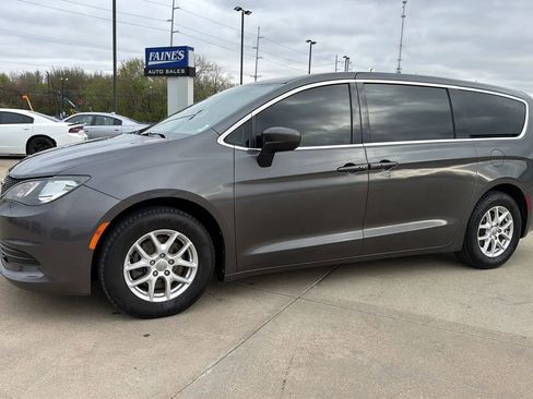 Used 2017 Chrysler Pacifica Touring image 6