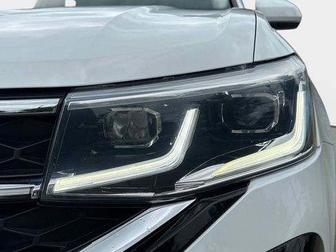 Certified 2022 Volkswagen Taos SEL w/ Panoramic Sunroof Package image 10