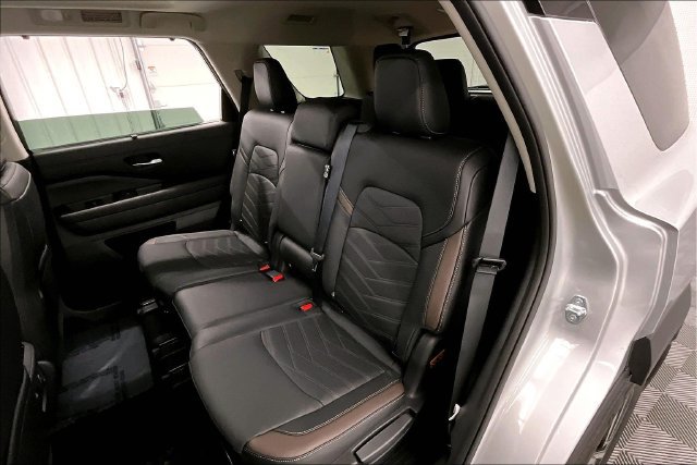 New 2025 Nissan Pathfinder Platinum w/ Lighting Package (N93) AWD/4WD image 11
