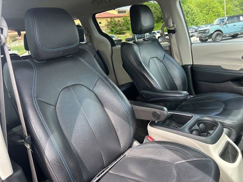 Used 2021 Chrysler Pacifica Touring-L w/ Premium & Safety Sphere Group FWD image 38