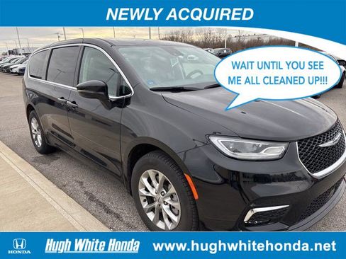 Used 2024 Chrysler Pacifica Touring-L image 1