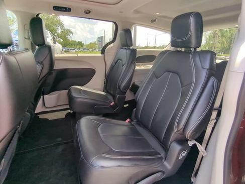 Used 2023 Chrysler Pacifica Touring-L FWD image 17