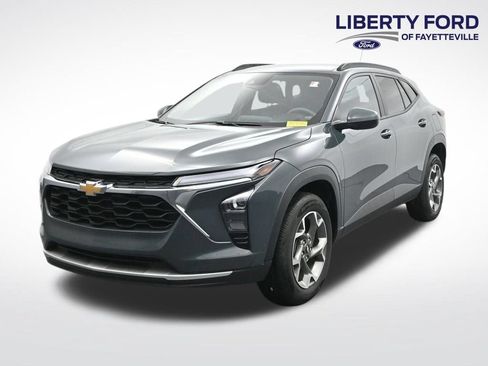 Used 2025 Chevrolet Trax LT FWD image 1